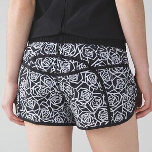 Lululemon Tracker Short III *4-way Stretch - 8 Posey Black White / Black